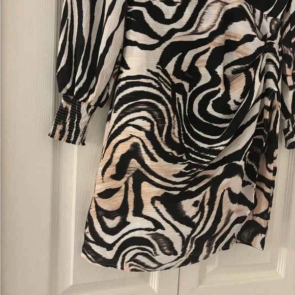 ANTHROPOLOGIE Black and White Zebra Wrap Mini Dress Size 4 - Picture 9 of 15
